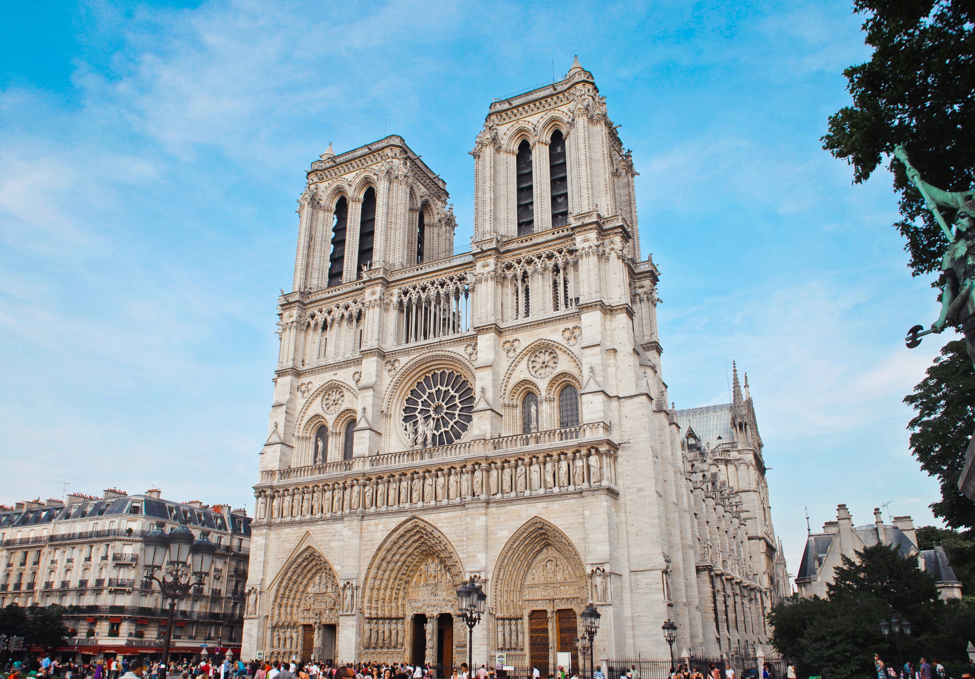 Kiến trúc mê đắm của Nhà thờ Đức Bà Paris trước khi bị ngọn lửa thiêu rụi